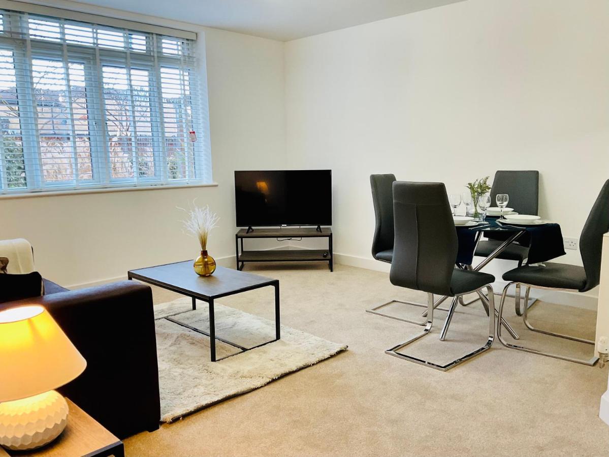 Modern 2 Bed Apt In Egham High Street, With Private Parking And Wifi Apartment Exterior photo